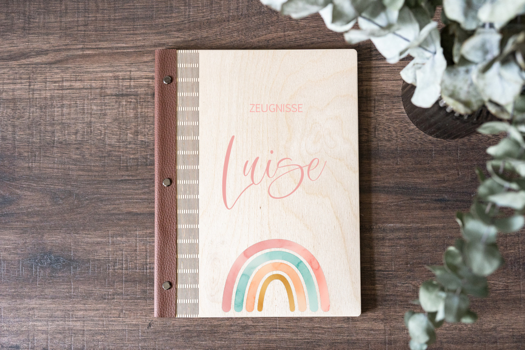 Personalisierte Zeugnismappe mit Holzcover und Kunstleder-Rücken, Regenbogen-Motiv in Pastelltönen (Beispielname: Luise)